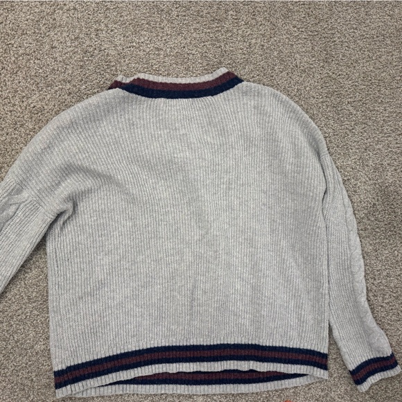 SOLD Gray Sweater Size: Large - Picture 5 of 5